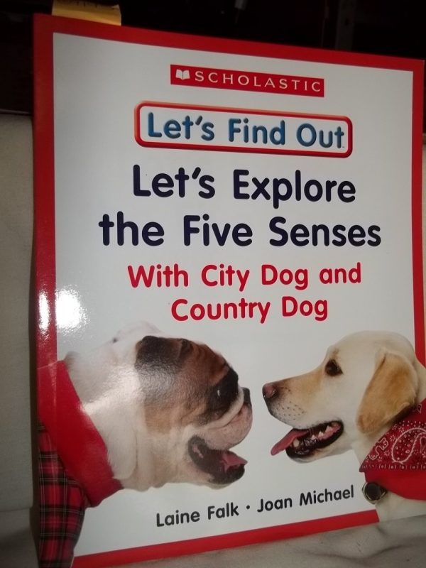 Let's Explore the Five Senses with City Dog and Country Dog (Let's Find Out) [Paperback] Laine Falk