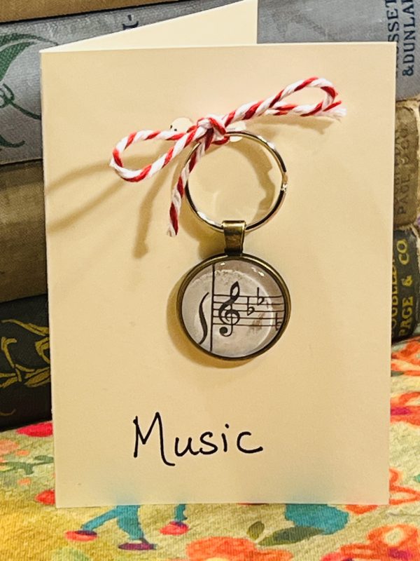 Music Keychain with Gift Card - "Oemusica vita est" (Latin) ~ "Music is life!"