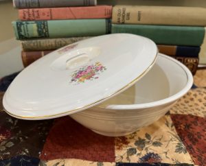 Floral Beautiful Serving Bowl with Lid (Kirby Rakewell M-11) (S727)