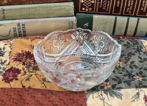 Dainty floral/triangle cut scalloped glass trinket dish (S754)