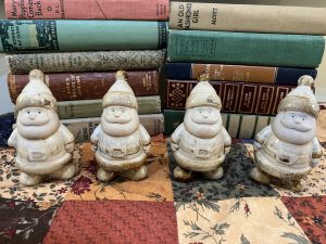 Set of 4 little Santa Claus's (S734)