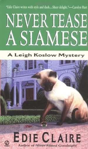 Never Tease a Siamese: A Leigh Koslow Mystery (Volume 5) Claire, Edie