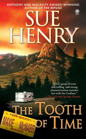 The Tooth of Time: A Maxine and Stretch Mystery (Maxie and Stretch Mystery) [Mass Market Paperback] Henry, Sue