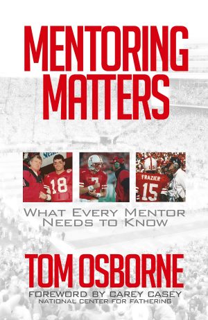 Mentoring Matters: What Every Mentor Needs to Know [Paperback] Tom Osborne