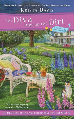 The Diva Digs Up the Dirt (A Domestic Diva Mystery) [Mass Market Paperback] Davis, Krista