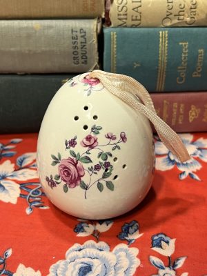 Gorgeous Rose Powder Shaker ~ 50% off with vintage coupon (S908)