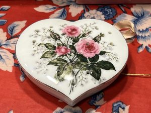 Vintage Heart Rose Powder (Holes in top) ~ 50% off with vintage coupon (S904)