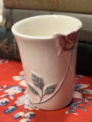 Beautiful Rose Glass (Taiwan) ~ 50% off with vintage coupon (S894)