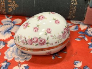 Beautiful Little Rose Egg Shaped Trinket Dish (base with lid) ~ 50% off with vintage coupon (S909)