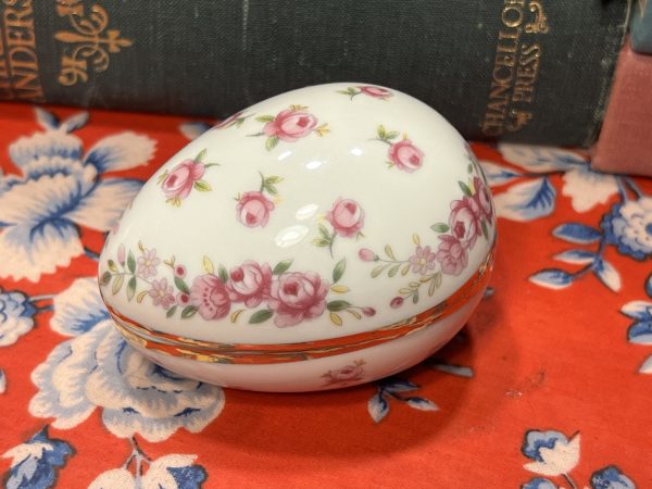 Beautiful Little Rose Egg Shaped Trinket Dish (base with lid) ~ 50% off with vintage coupon (S909)
