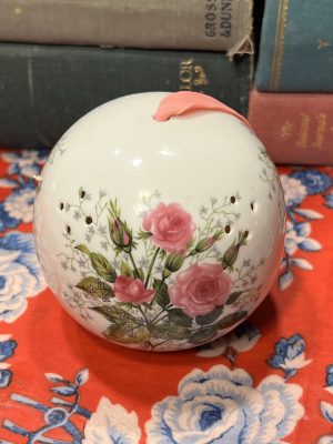 Vintage Round Rose Dusting Ball ~ 50% off with vintage coupon (S917)
