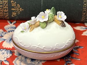 Little Egg with Miniature Lilac Flowers (Base with Lid) ~ 50% off with vintage coupon (S903)