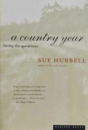A Country Year: Living the Questions [Paperback] Sue Hubbell