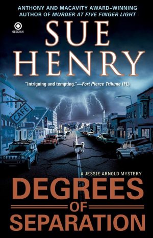 Degrees of Separation: A Jessie Arnold Mystery [Mass Market Paperback] Henry, Sue