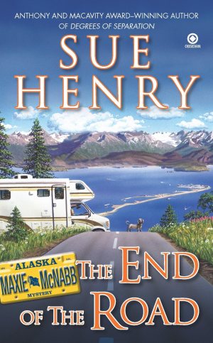 The End of the Road: A Maxie and Stretch Mystery [Mass Market Paperback] Henry, Sue